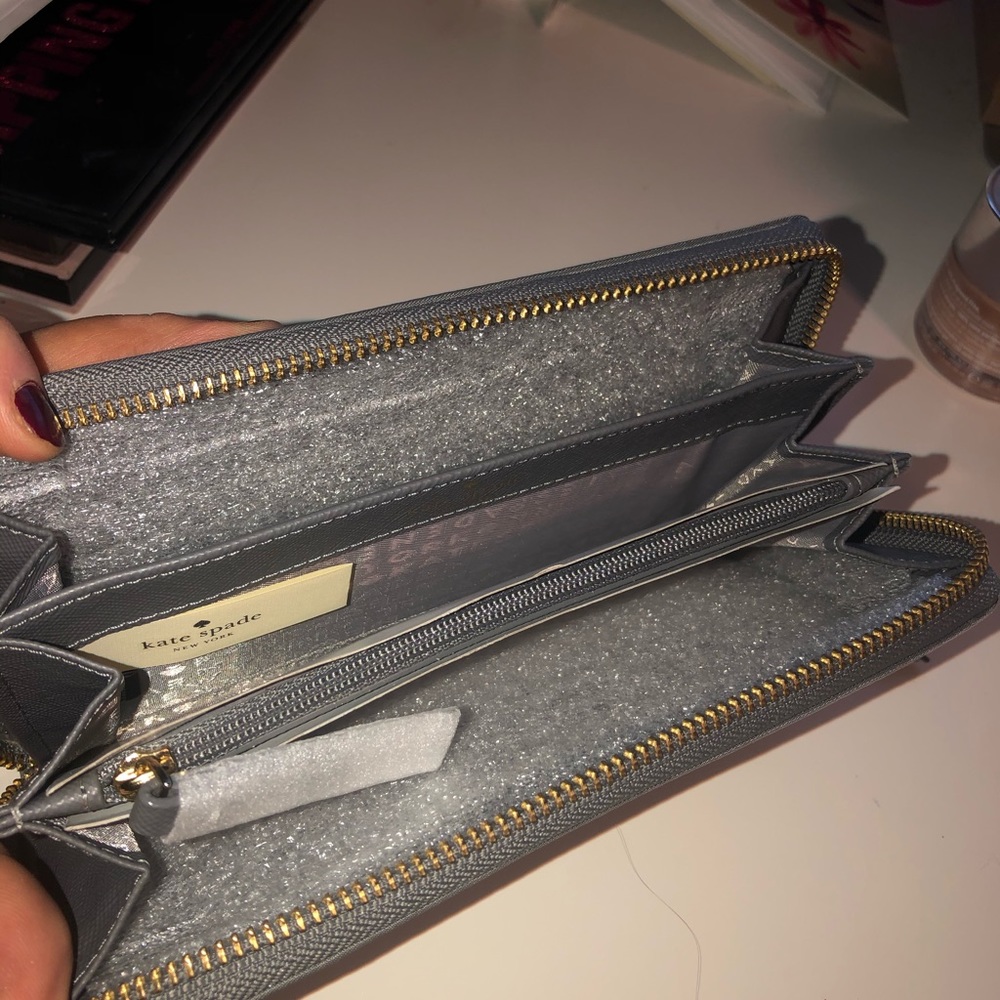 Kate Spade New York • Wallet - Picture 2 of 6